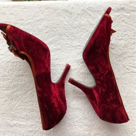 Poetic License Dazzling heels grape velvet and rhinestone pumps. Size 8. - Picture 4 of 8